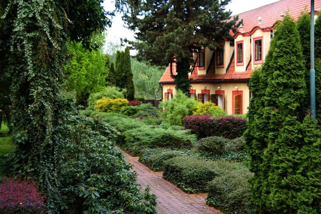 Hotel Dvur Pecinov Benesov  Exterior foto