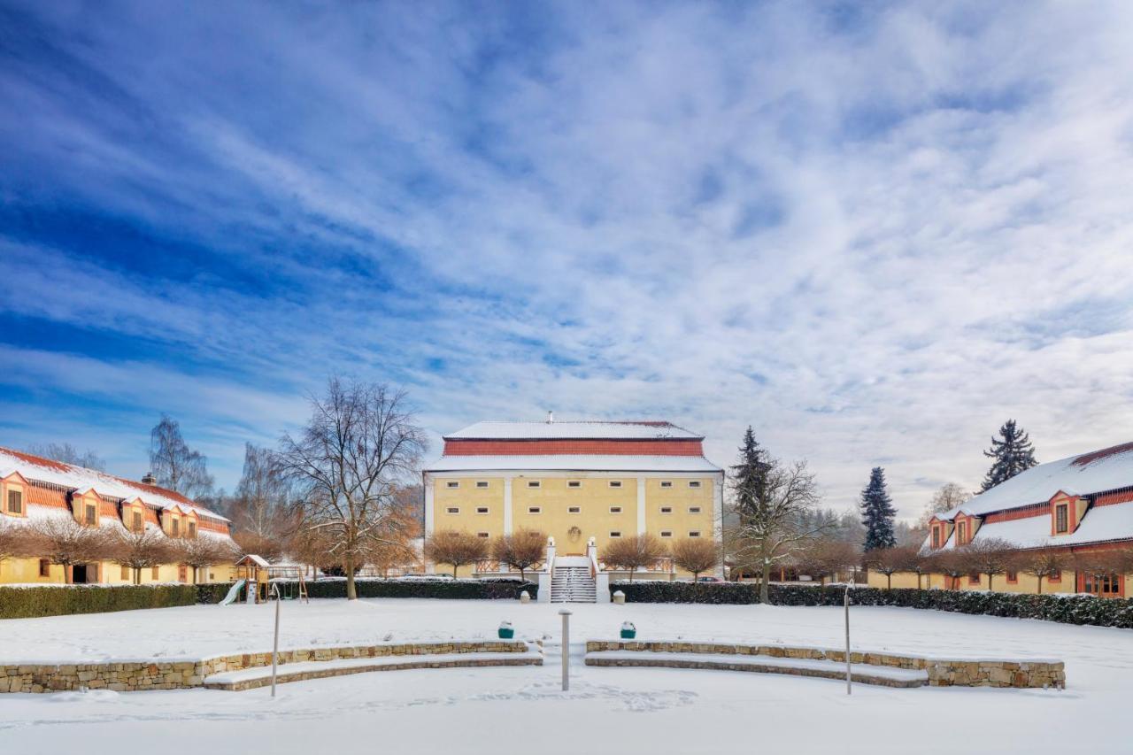 Hotel Dvur Pecinov Benesov  Exterior foto